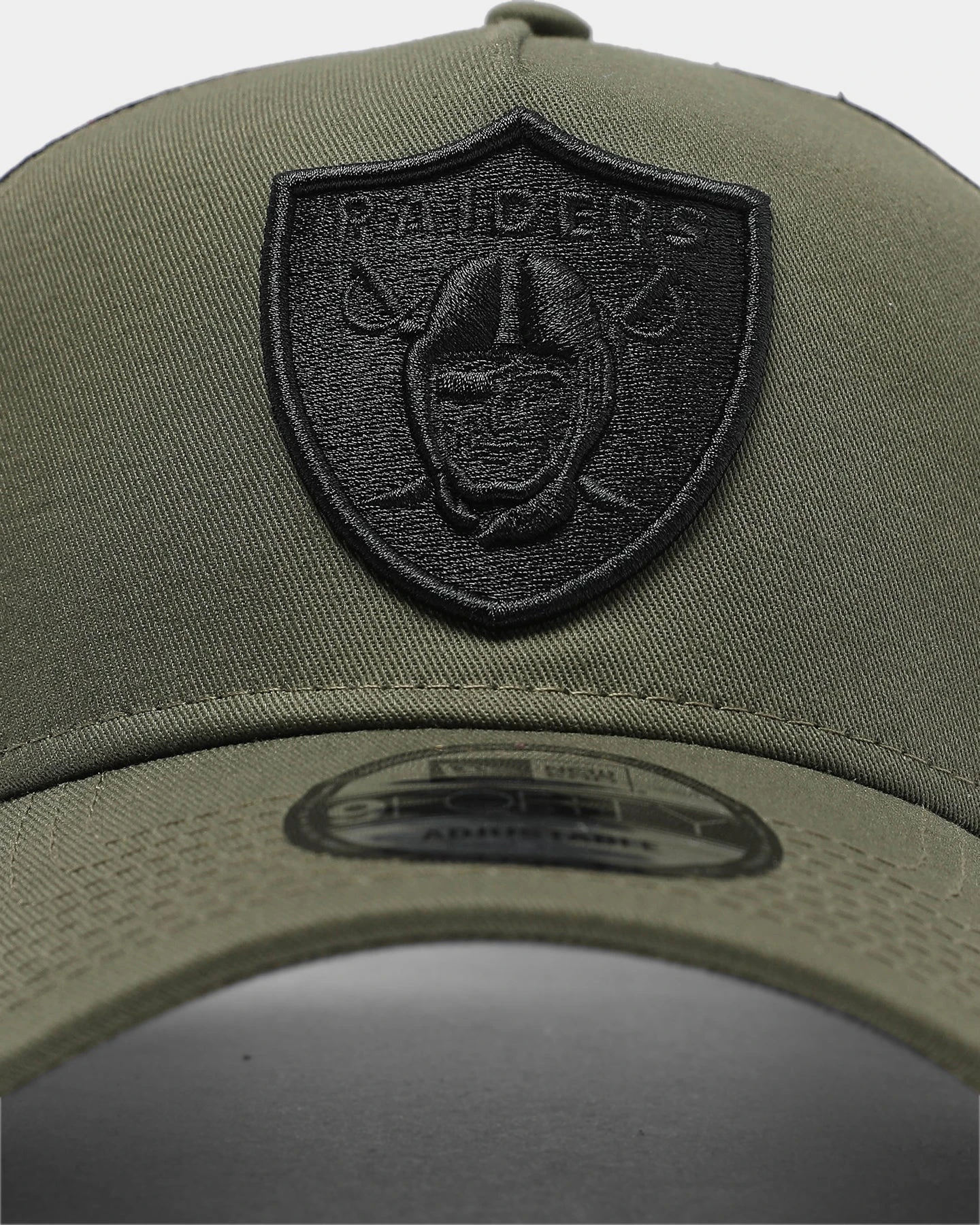 New Era Las Vegas Raiders 9FORTY A-Frame Trucker Snapback Olive/Black 8 New Era Las Vegas Raiders 9FORTY A-Frame Trucker Snapback Olive/Black - Image 6