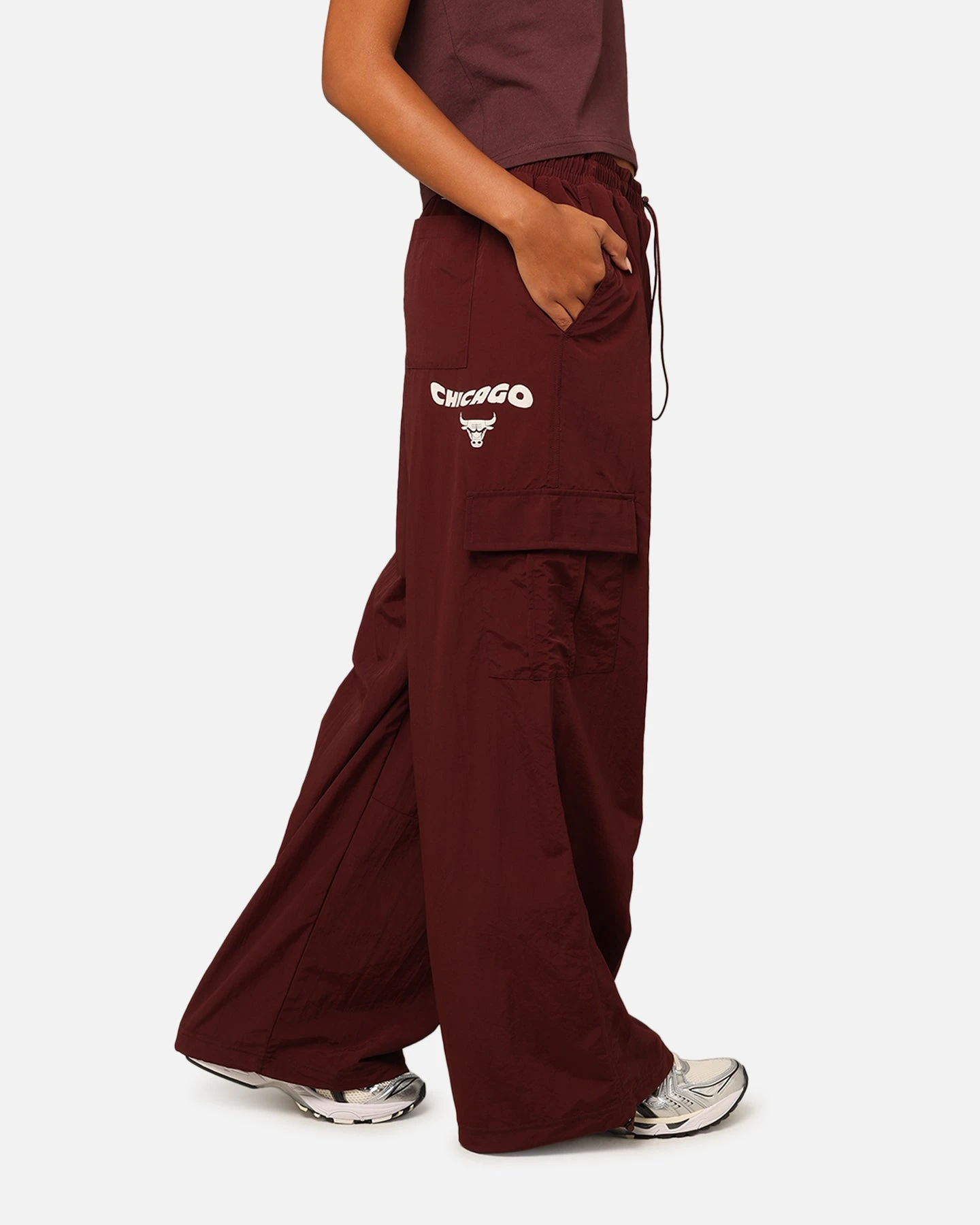 Mitchell & Ness Women's Chicago Bulls Wavey Text Cargo Pants Fudge 3 Mitchell & Ness Women's Chicago Bulls Wavey Text Cargo Pants Fudge