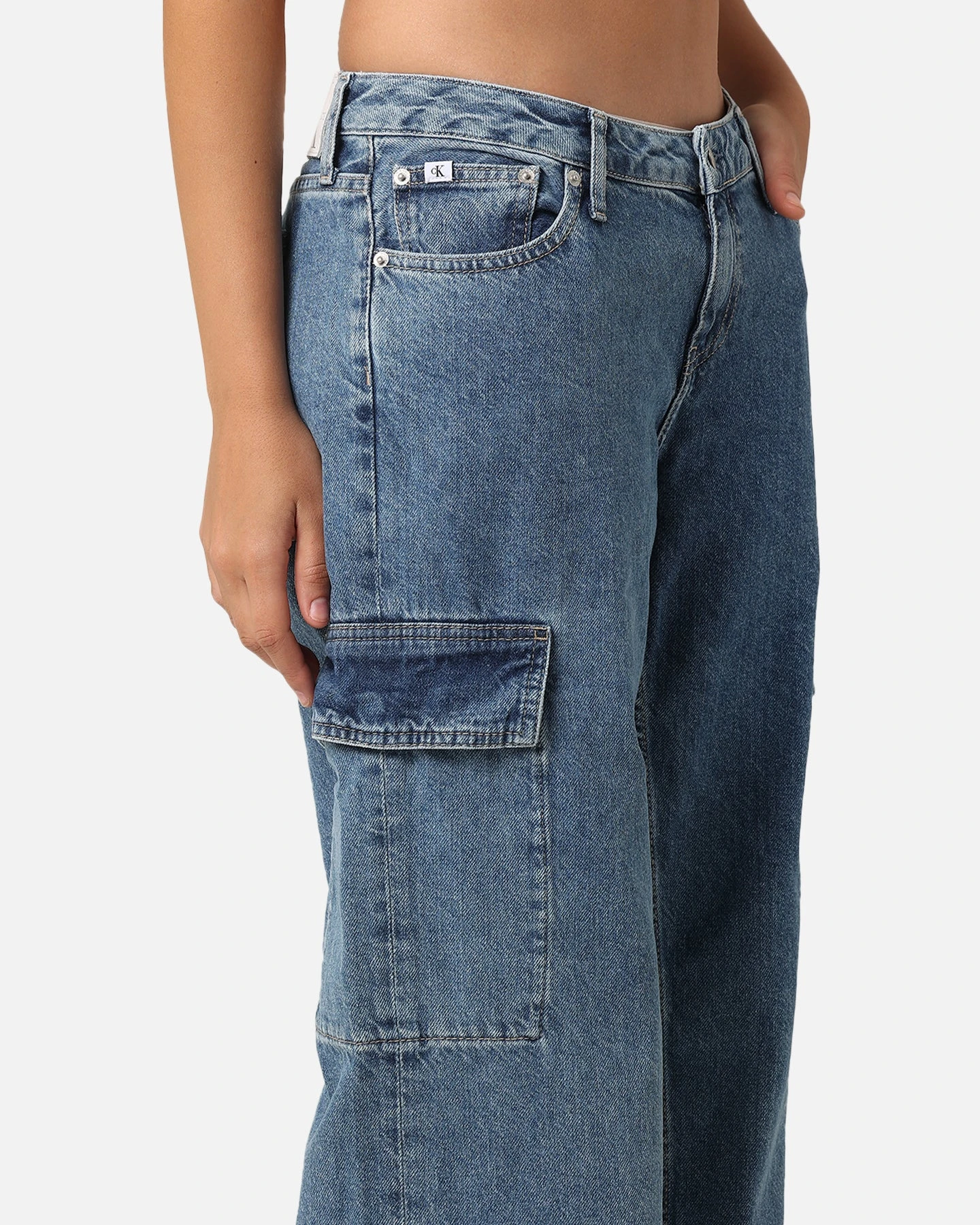 Calvin Klein Women's Extreme Low Rise Baggy Cargo Jeans Denim Medium 02 5 Calvin Klein Women's Extreme Low Rise Baggy Cargo Jeans Denim Medium 02 - Image 3