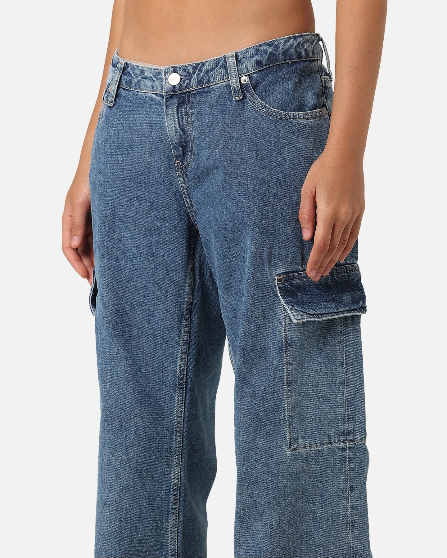 Calvin Klein Women's Extreme Low Rise Baggy Cargo Jeans Denim Medium 02 6 Calvin Klein Women's Extreme Low Rise Baggy Cargo Jeans Denim Medium 02 - Image 4