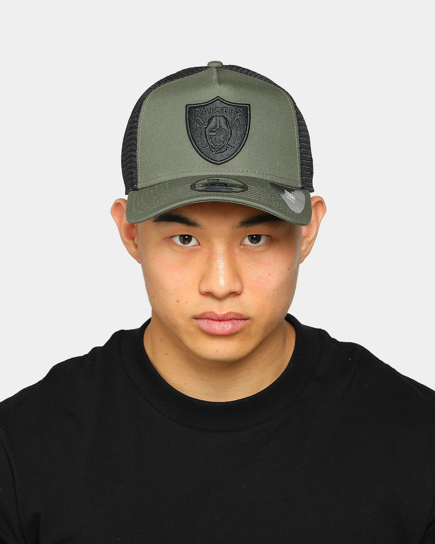 New Era Las Vegas Raiders 9FORTY A-Frame Trucker Snapback Olive/Black 4 New Era Las Vegas Raiders 9FORTY A-Frame Trucker Snapback Olive/Black - Image 2